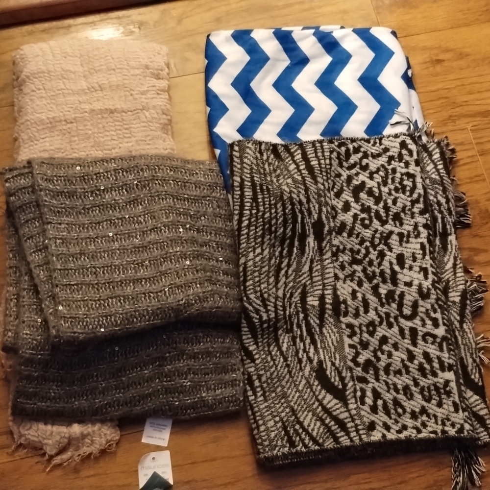 4 beautiful scarves like new